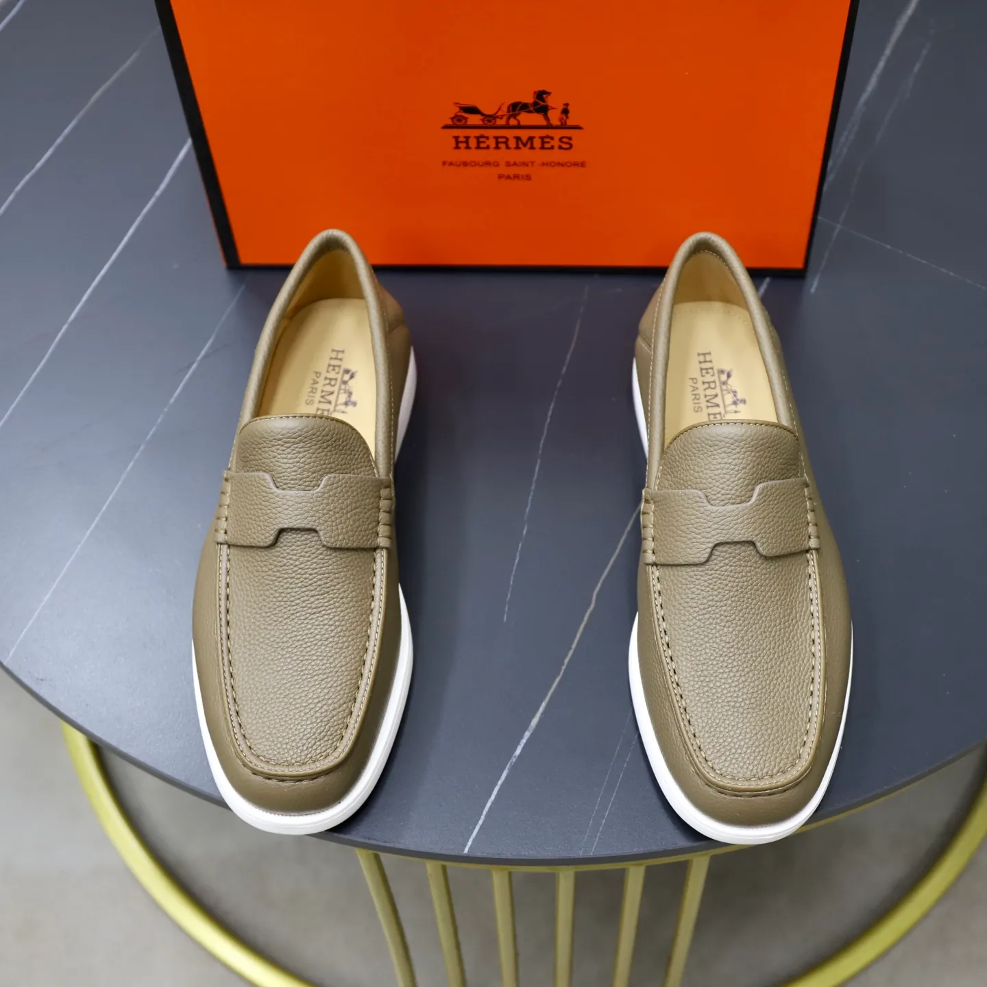 Ex-factory price: 560💰Hermès/Hermès slip-on men's shoes. This shoe is made of imported pebbled cowhide. It has simple and smooth lines and is combined with aerodynamically designed 3CM rubber foam ultra-light soles! Youthful and fashionable, classic H-shaped hardware buckle decoration, calf lining gently wraps the feet, with logo cowhide feet, casual and urban style, highlighting youthful vitality, sports and leisure version, super versatile, code number: 38-39-40-41-42-43-44 standard leather shoe size (45 can be customized but does not support returns)